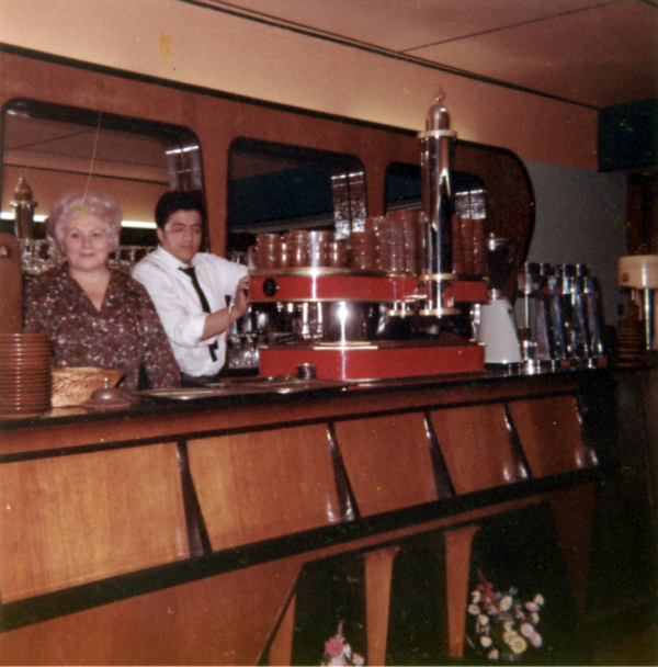 Echtgenote en zoon van oprichter Erminio Mazzaro achter de bar in de Mokabon, jaren 1960 – collectie Sandra Mazzaro Echtgenote en zoon van oprichter Erminio Mazzaro achter de bar in de Mokabon, jaren 1960 – collectie Sandra Mazzaro