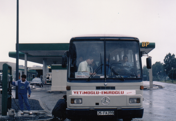 De bus van de Gents-Turkse familie Yetimoğlu op weg naar Turkije, jaren 1980 – collectie Isa Biçici De bus van de Gents-Turkse familie Yetimoğlu op weg naar Turkije, jaren 1980 – collectie Isa Biçici
