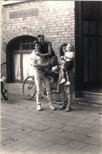 Torsten, zijn echtgenote, hun dochter en hun Italiaanse dagmoeder, Gent, 1992 Torsten, zijn echtgenote, hun dochter en hun Italiaanse dagmoeder, Gent, 1992